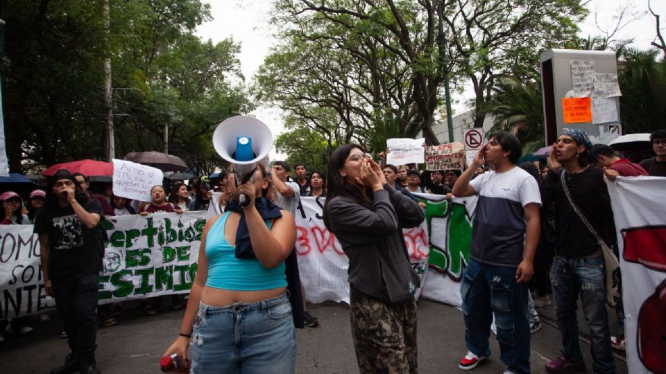 Trabajadores de Canal Once retoman las instalaciones y afirman que fue de manera pacífica; estudiantes acusan violencia