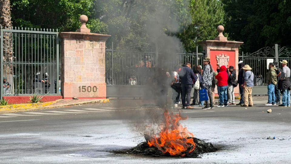 Indígenas queman vehículos en Michoacán tras incumplimiento en obras anunciadas por el gobierno de Bedolla