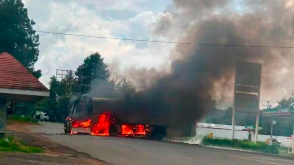 Indígenas purépechas y nahuas incendian dos camiones en Michoacán en protesta contra el gobierno de Bedolla