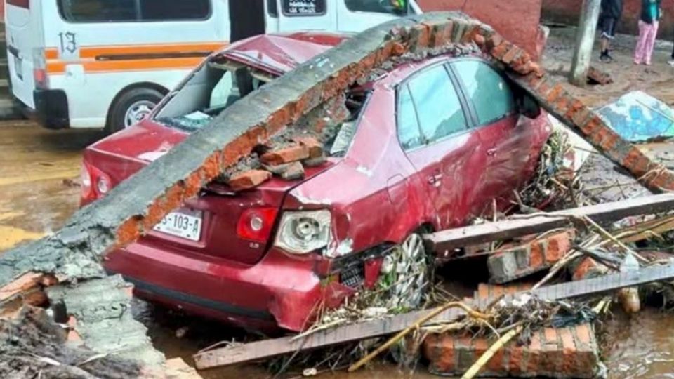 Tromba azota Pátzcuaro: decenas de viviendas resultan afectadas y hay vehículos arrastrados