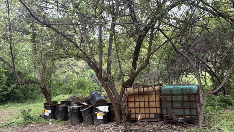 Desmantelan tres laboratorios clandestinos en Sinaloa; decomisan 3 mil litros de precursores químicos