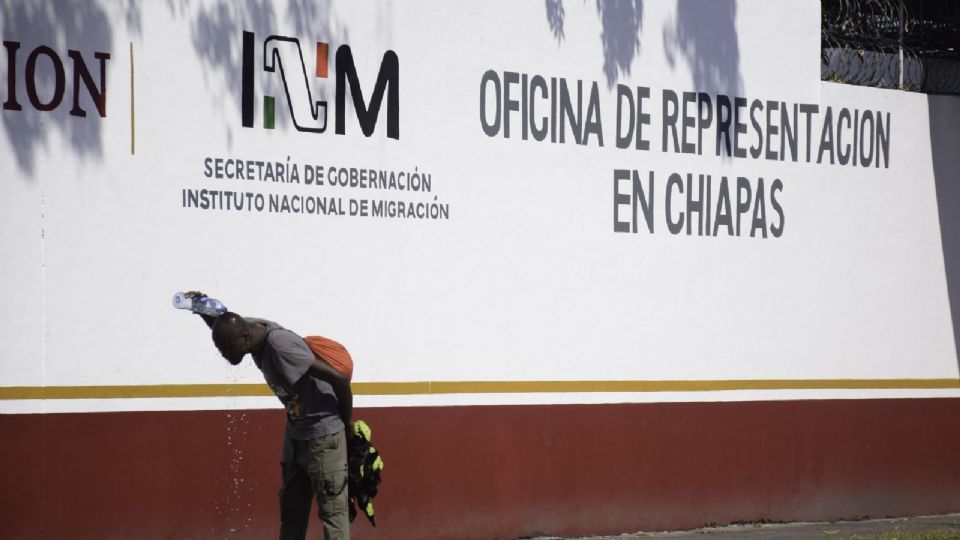 Registran motín en estación migratoria en Chiapas; reportan que grupo de cubanos prendió fuego a las instalaciones