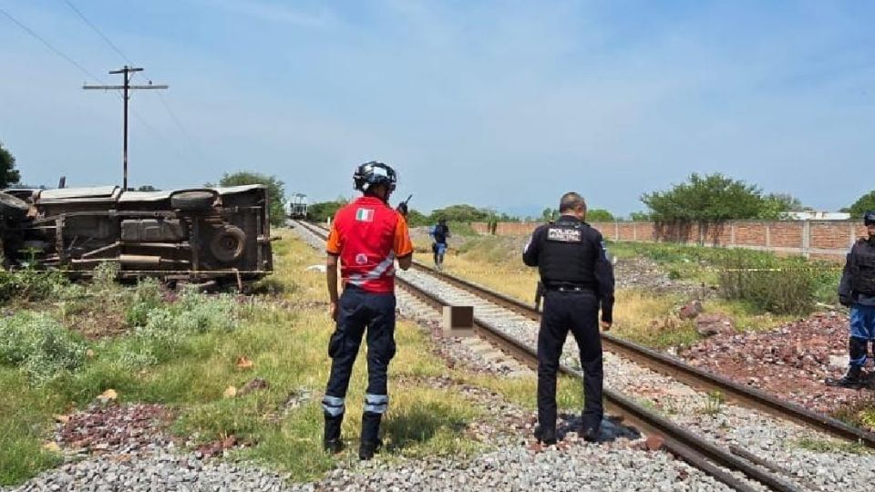 Choque entre un tren y una camioneta deja al menos dos muertos en Irapuato