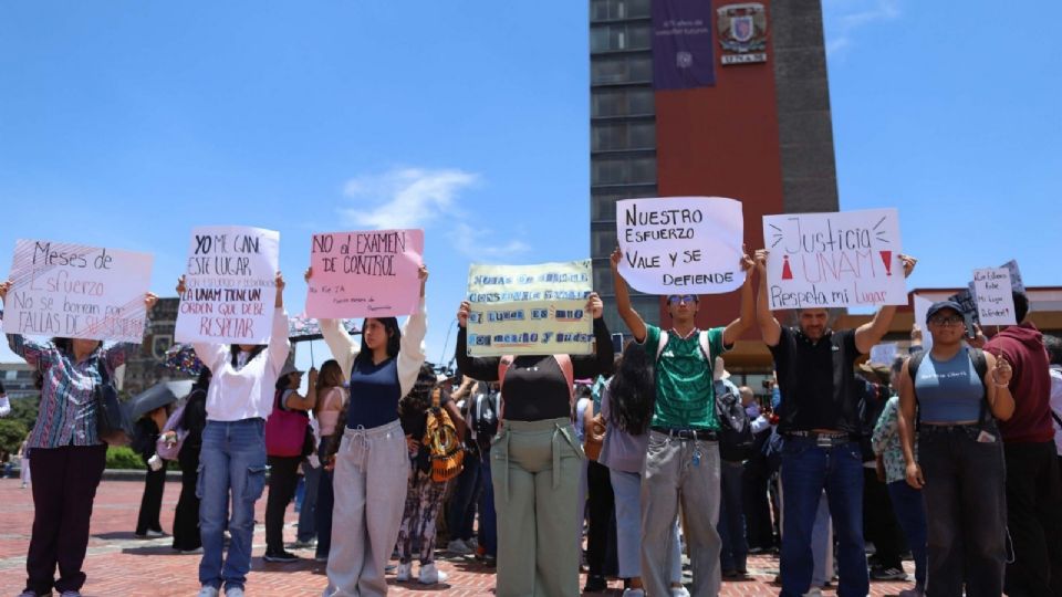 “Merezco mi lugar”: aspirantes seleccionados protestan en la UNAM contra el examen de control